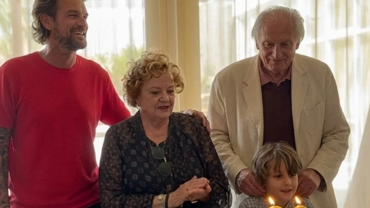 بـ تيشيرت الأهلي.. مانويل جوزيه يحتفل بذكرى ميلاده الـ80 | صور